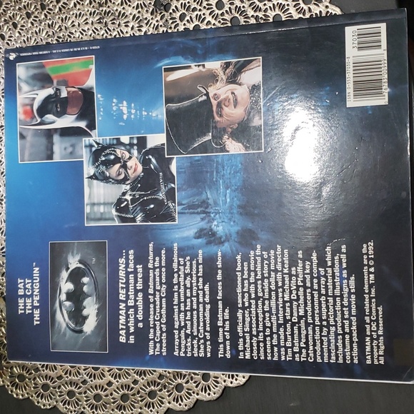 Batman Animated and Bajan Returns Movie Book - Picture 5 of 5